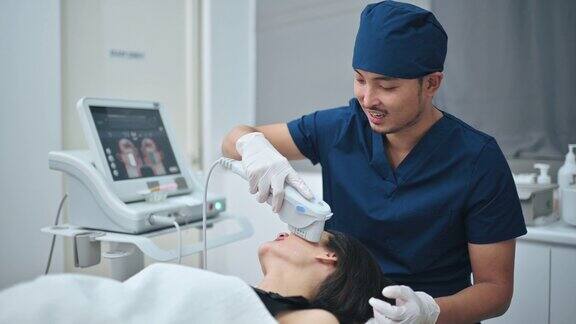 亚裔华人男性美学家使用超声SMAS对患者面部进行拉皮