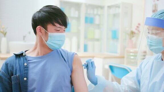 男子注射了疫苗