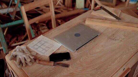 木匠的书桌上