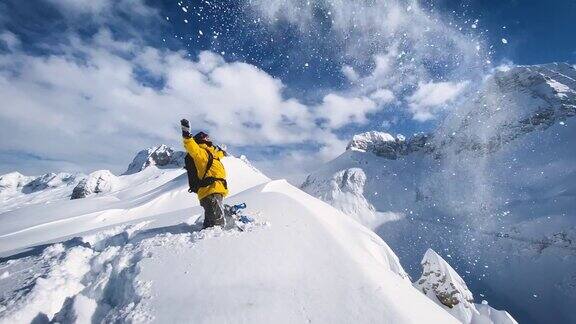 充满喜悦的滑雪板站在山顶的雪山在一个阳光明媚的冬日
