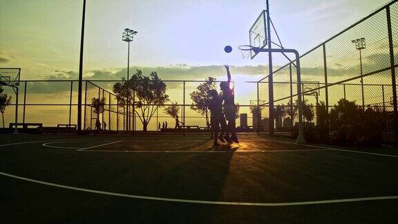 日落时分的篮球比赛