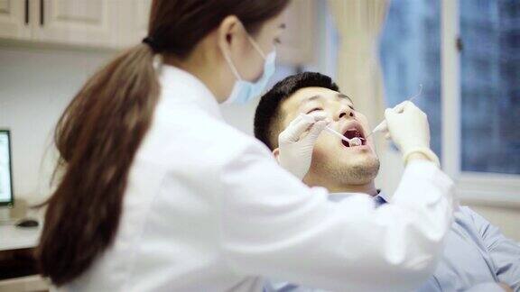 牙医在牙科诊所给病人检查
