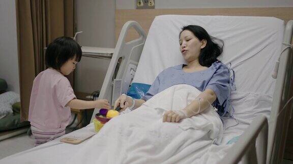 生病的母亲和女儿在医院里玩耍