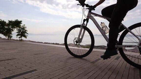 在日出海岸小路上骑自行车