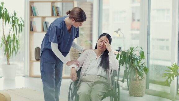 压力轮椅或护士与悲伤的妇女谈论医疗报告结果或康复的坏消息与医生进行健康咨询向残疾人讲解或解释