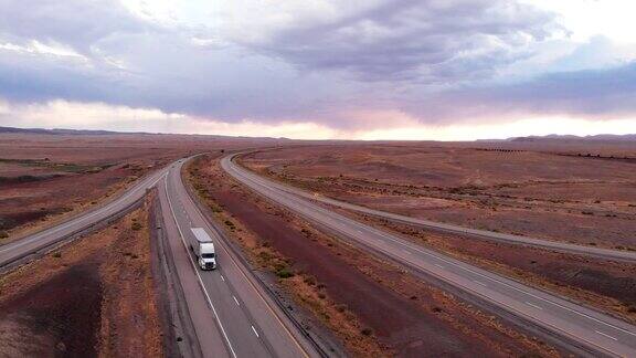 黄昏黎明荒凉沙漠中车流景观