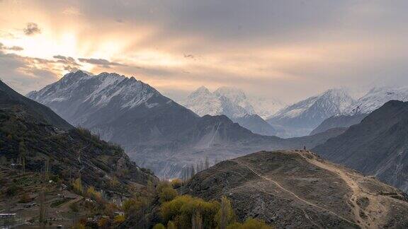 在巴基斯坦罕萨山谷的秋天喀喇昆仑山脉的雪山的壮丽景色