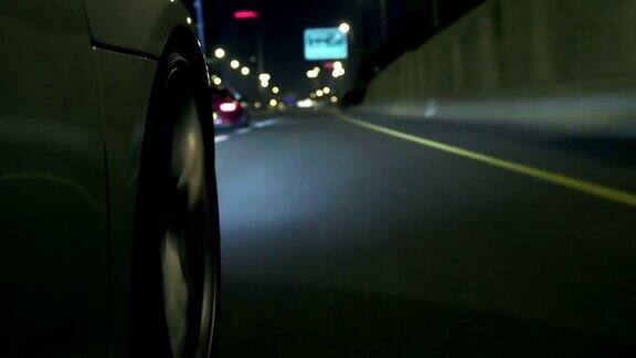 夜间高速公路上的跑车车轮