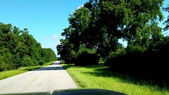 在德克萨斯州的一条双车道乡村公路上开车