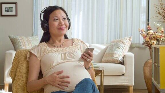 孕妇在家打电话听音乐