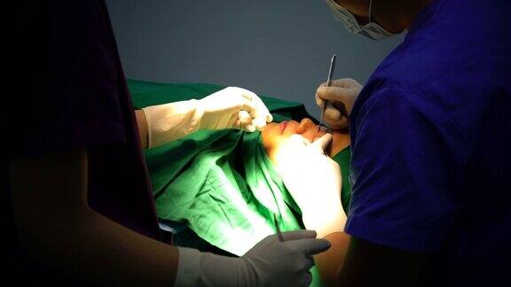 4K:外科医生在现代手术室为病人准备手术