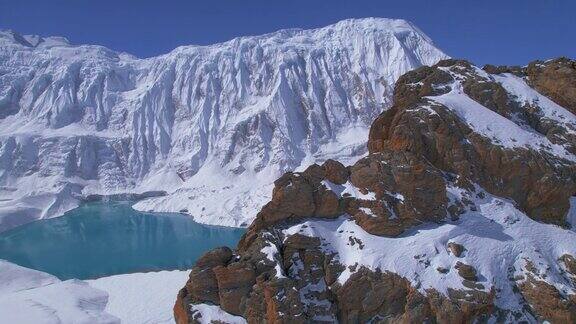 航拍图揭示了蓝色高山提利哥湖在尼泊尔喜马拉雅山的倒影直达区被认为是世界上海拔最高的高山湖泊