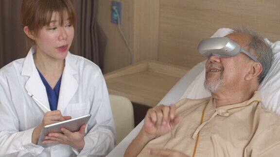 亚洲老年男性患者戴着VR耳机与医生讨论诊断