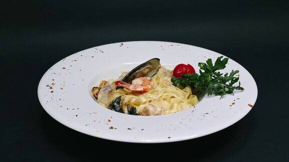 面食和海鲜白色盘子里的意大利面配上番茄、绿色蔬菜、虾和贻贝配上特制酱料分辨率为4k