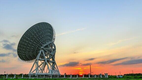 日落时的射电望远镜