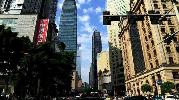 中国重庆的摩天大楼靠近解放纪念碑