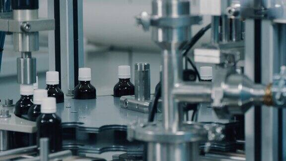 用工业设备在工厂输送机上自动旋盖药理学:在现代工厂生产药理学药物医药或营养补充剂的生产特写自由度4K