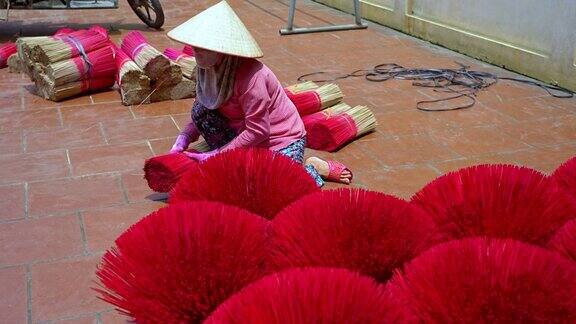 在越南北部的河内省一名越南妇女在老传统房子的地板上摆香传统艺术和文化