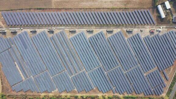 太阳能发电站的太阳能电池板的鸟瞰图