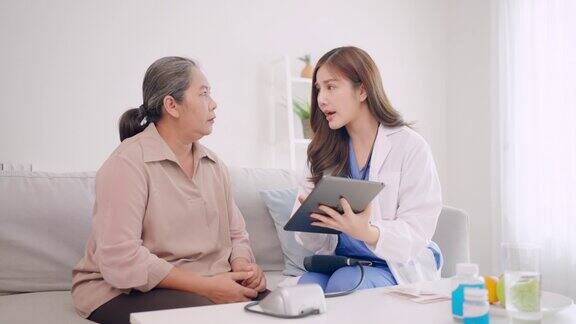 亚洲护士或医生解释治疗的妇女和男子在家里