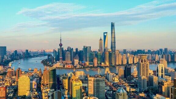 夕阳下的上海高层建筑鸟瞰图与黄浦江在上海中国