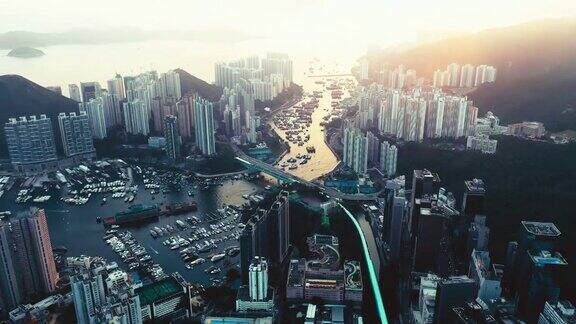 无人机俯瞰香港仔湾的传统拖网渔船