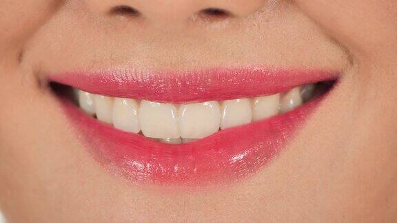完美健康的牙齿亚洲年轻女人的微笑牙科护理牙科门诊病人牙科概念