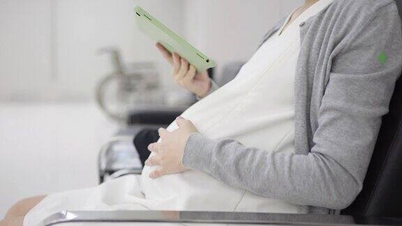 孕妇在医院等待进行产检