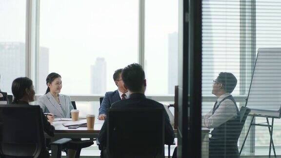亚洲公司高管在公司会议室讨论业务