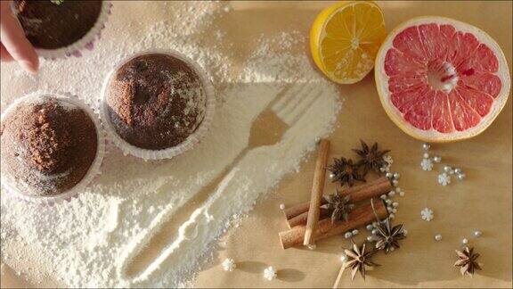 商业包装的糕点成分:巧克力松饼面粉香草柠檬和葡萄柚