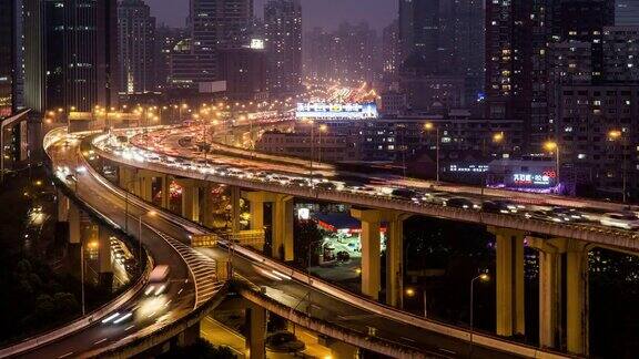 从黄昏到夜晚中国上海的高速公路和交通鸟瞰图