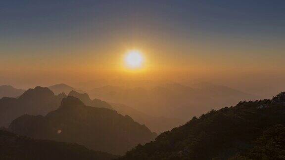 在明亮的山顶日落-黄山-缩小-时间流逝