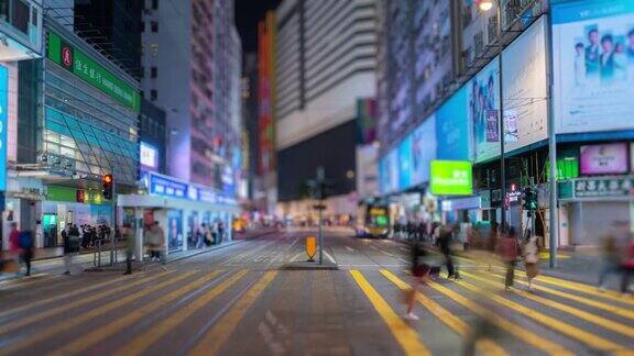 时间流逝的城市街道行人过马路和交通车辆在香港