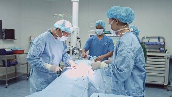 近距离视频亚洲医疗团队在医院外科手术与资深病人