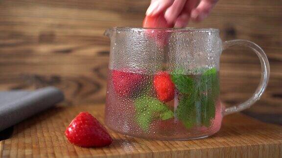 准备一杯清凉的草莓饮料
