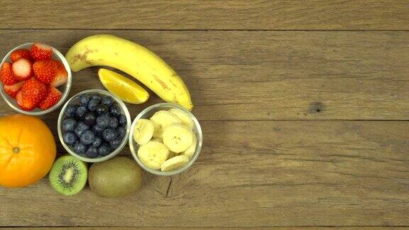 各种新鲜水果香蕉橙蓝莓猕猴桃草莓俯视图摄影