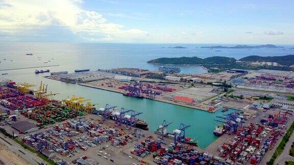 鸟瞰图深水港及港口集装箱码头集装箱船进出口及商业物流