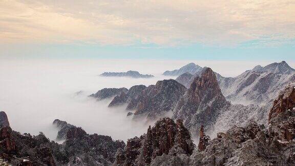 日出时间的推移在中国的黄山雾