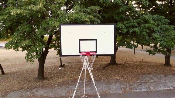 篮球篮球室外篮球场的篮筐和篮板被树木环绕