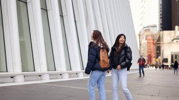 两个亚洲旅游女孩探索纽约