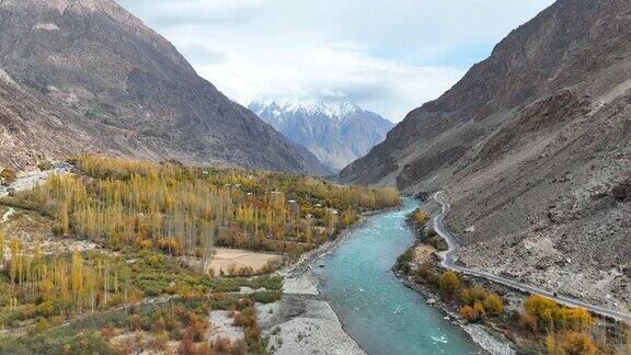 在喜马拉雅山喀喇昆仑山脉吉尔吉特河风景鸟瞰图沿喀喇昆仑公路与小村庄在秋天巴基斯坦北部的古皮斯省