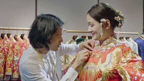 男中国婚纱设计师在工作室试穿年轻新娘