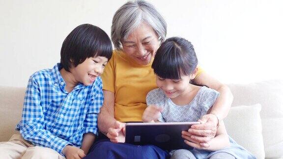 奶奶和她的孙子在看数字平板电脑