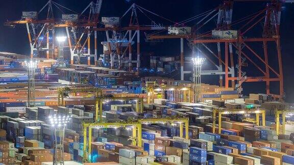 延时:日本东京台场港口装卸集装箱夜间鸟瞰图