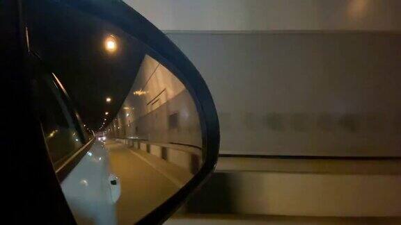 隧道里一辆车的侧视镜