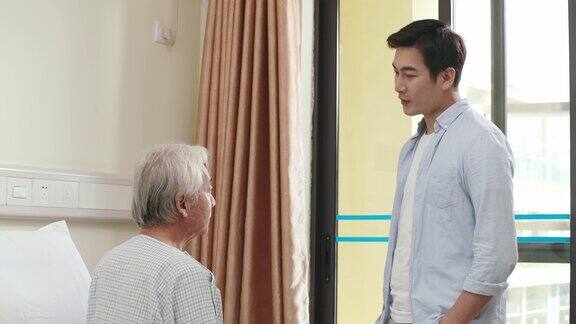 年轻的亚洲成人儿子去医院探望父亲