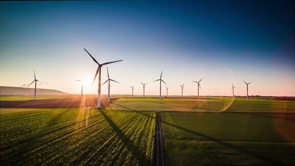 天线:日落时的风力涡轮机农场