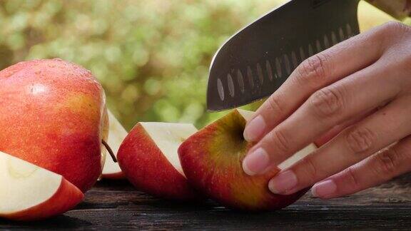 在木桌上切红苹果