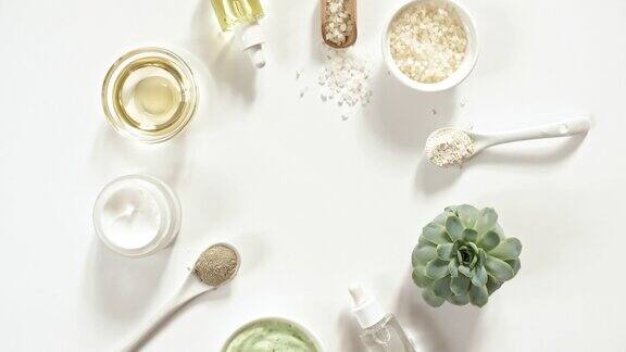 绿色芦荟白色背景的环保产品凝胶液体胶原蛋白精华精油盐按摩刷天然有机护肤生态化妆品平的