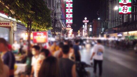模糊的人走在曼谷唐人街(耀华叻路)